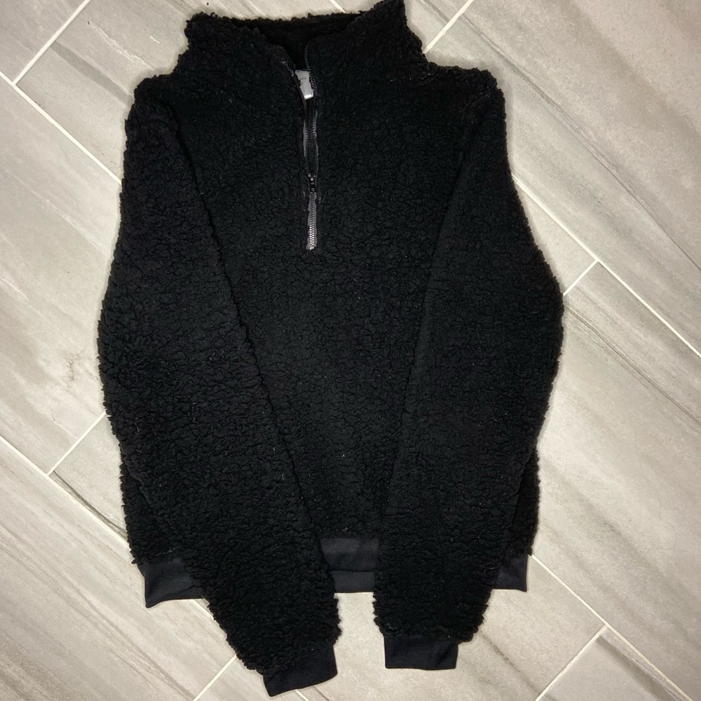 Fuzzy sweatshirt. Size-large.